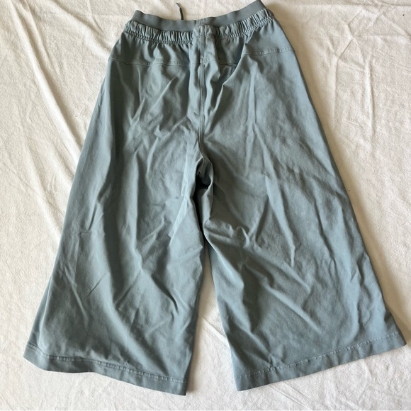 Lululemon Wide Leg Crop Capri - Picture 2 of 3